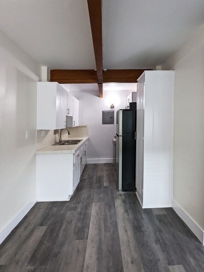 Kitchen - 3600 Carmona Ave