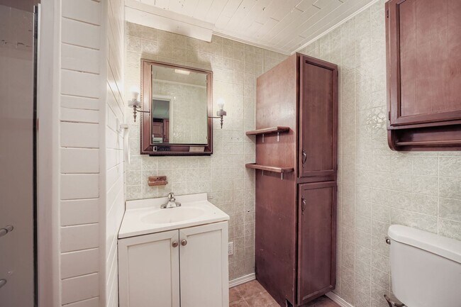 Foto del edificio - Spacious 1bed/1bath Unit with Garage Parking!