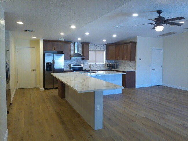 Foto del edificio - Stunning Lake Havasu Rental 4 BR/ 3BA Pool Home Backing to Park