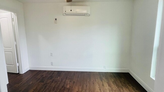 Building Photo - 413 N Live Oak St