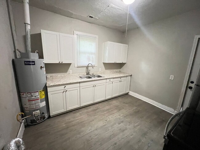 Building Photo - 2 Bed 1 Bath Springfield, MO
