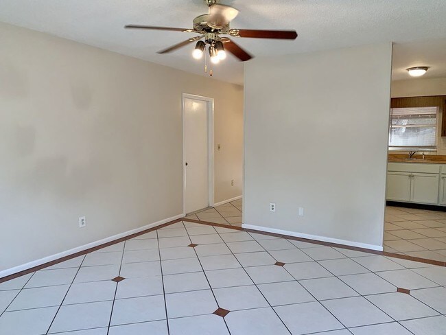 Building Photo - 4 bedroom with fenced yard