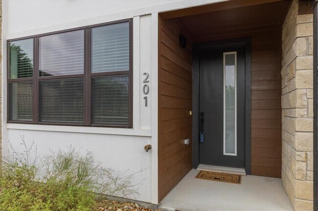 Building Photo - 315 Holton Dr