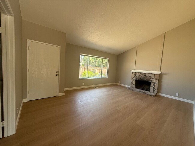 Building Photo - Spacious 3BD 2BA home with large fenced yard