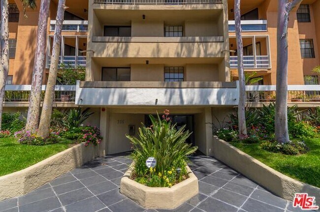 Building Photo - 750 N Kings Rd