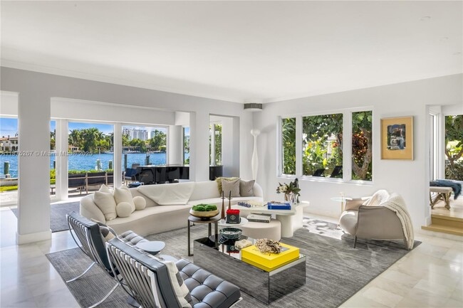 Building Photo - 625 E Dilido Dr