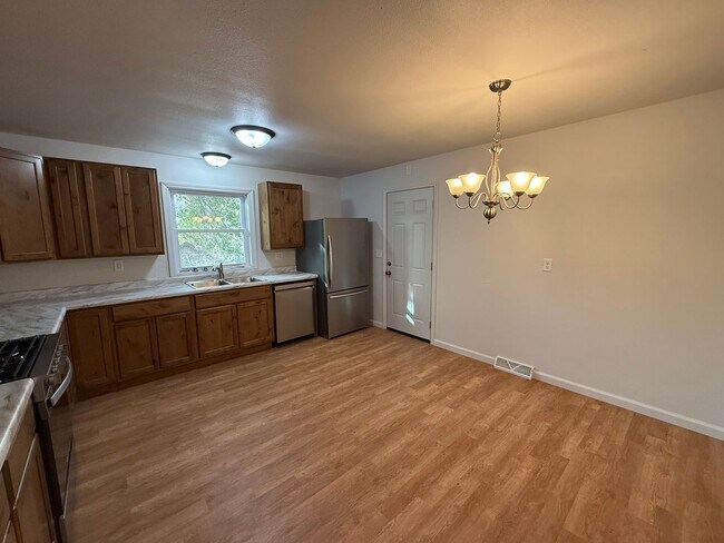 Building Photo - 3 Bedroom Home - 3 Car Garage