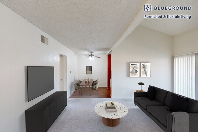 Foto del edificio - 325 S San Dimas Canyon Rd