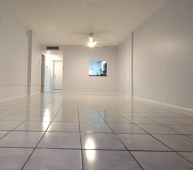 Building Photo - 120 Royal Pk Dr