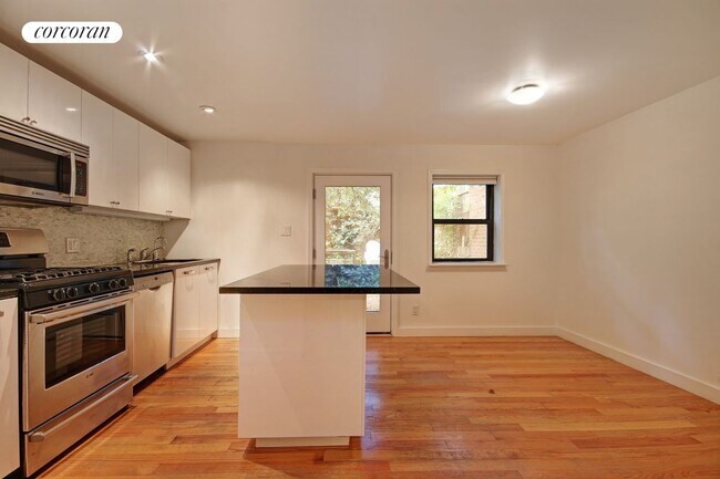 Building Photo - 48 Douglass St