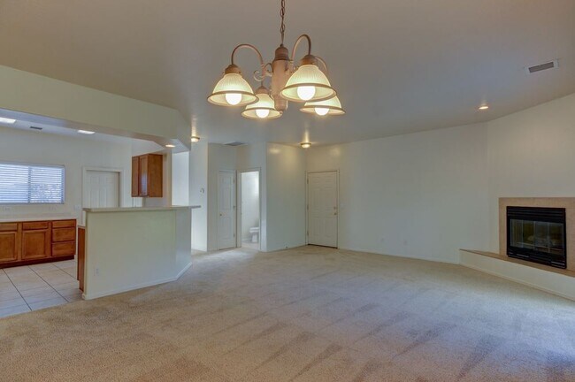 Foto del edificio - Large 3 Bedroom Townhome in Gated Community