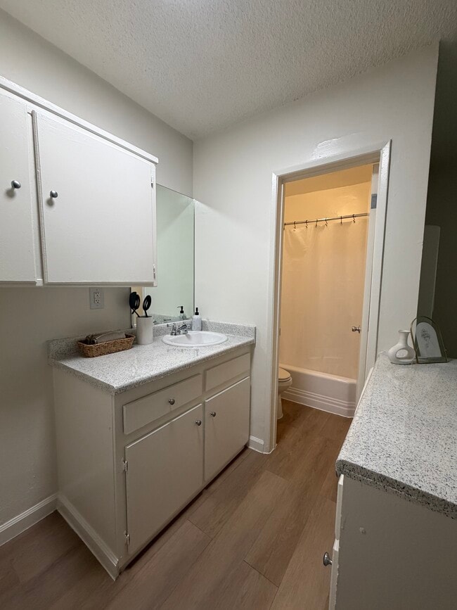 Baño de soltero - Studio Village Apartments