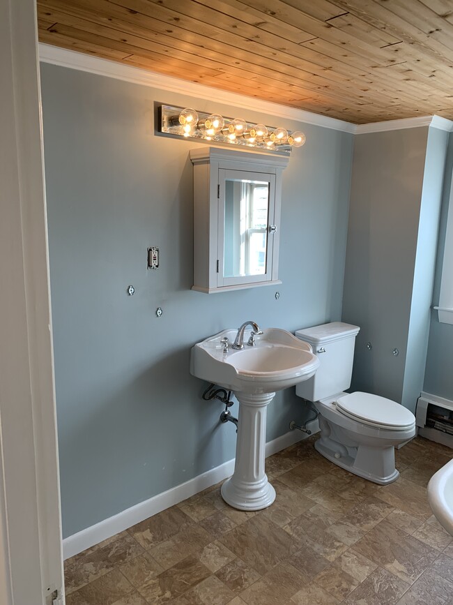 Bathroom w/claw foot tub/shower - 122 Ocean Ave