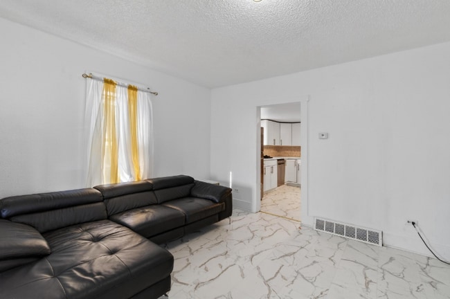 Building Photo - 307 E Oak St