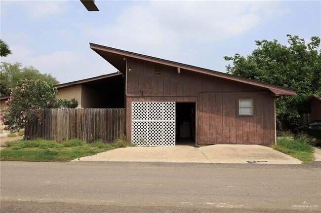 Building Photo - 1201 Wisteria Ave W