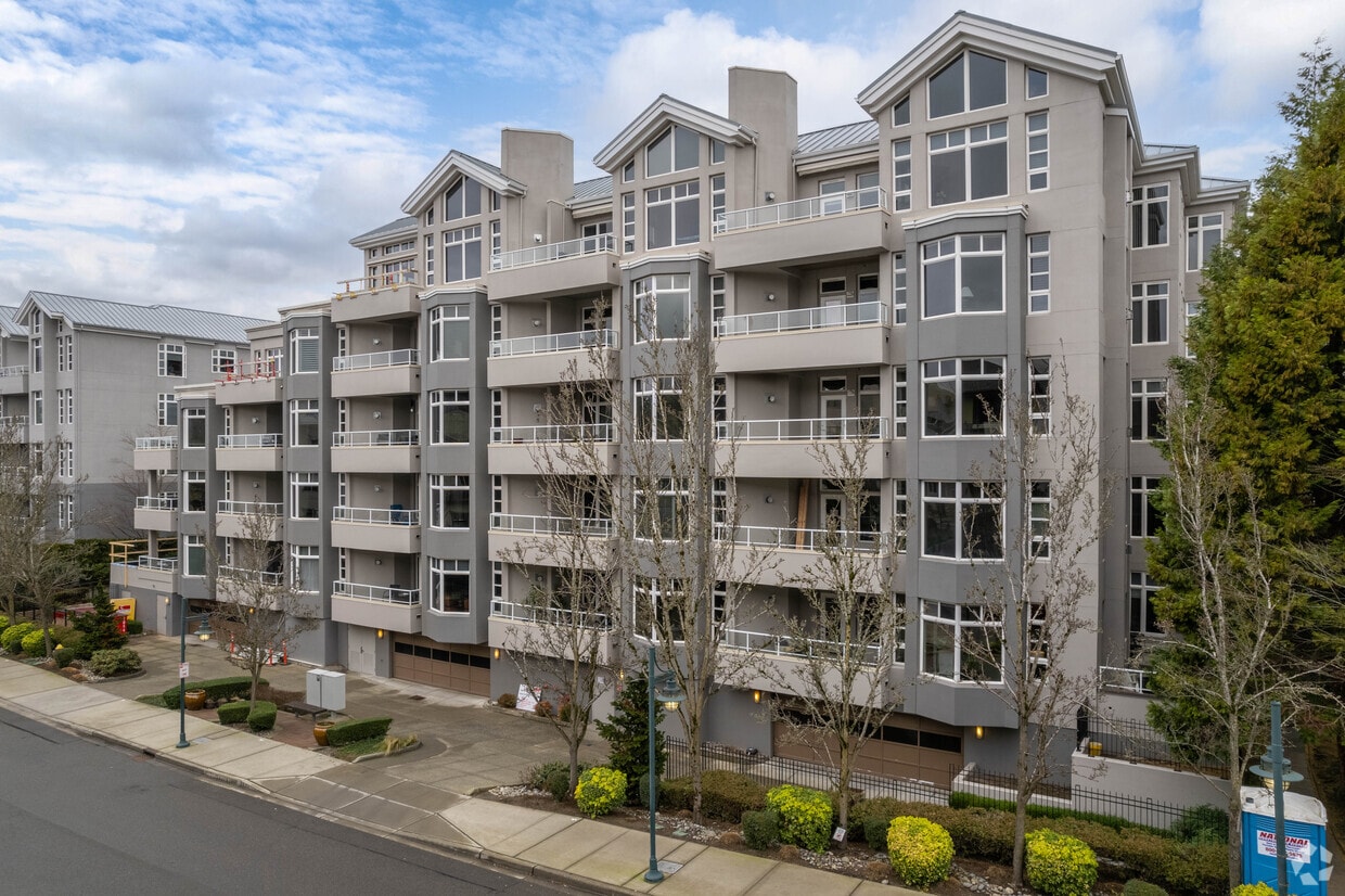 Exterior - 520 6th Ave
