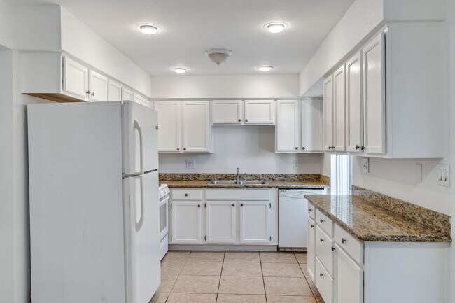 Building Photo - Remodeled 3/2 off Indian School & 43rd Ave