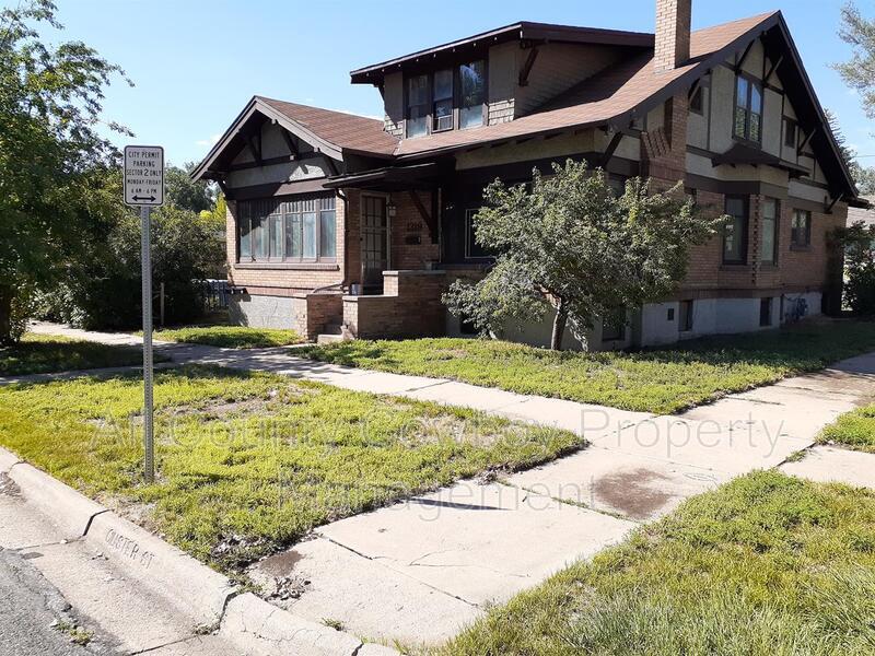Primary Photo - 1319 E Custer St