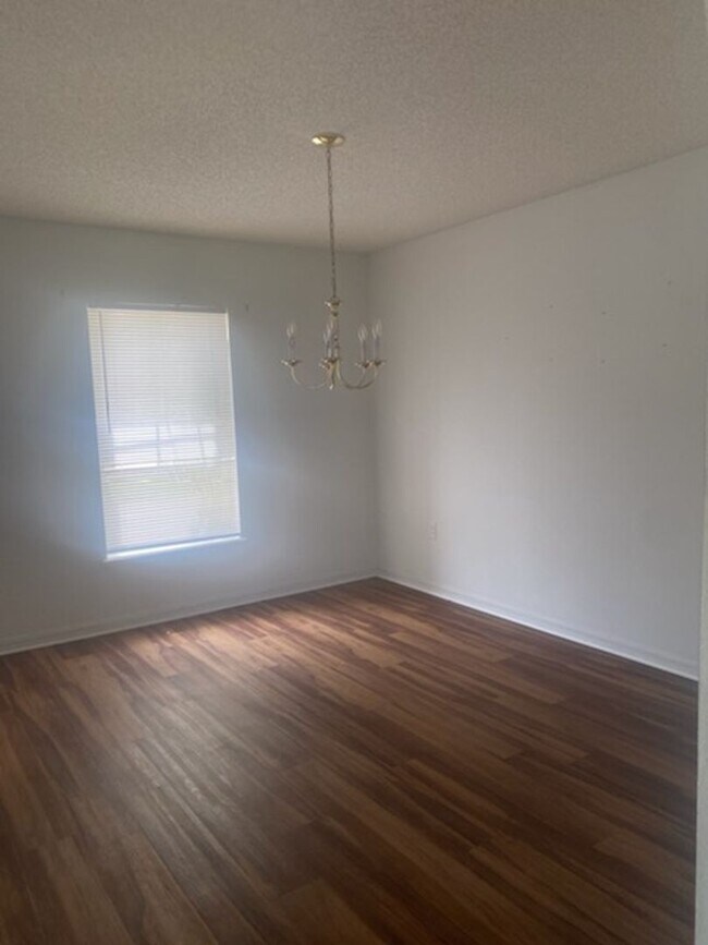 Foto del edificio - Large Home on corner lot!