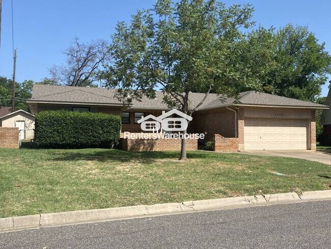 Building Photo - FOR RENT - MOVE IN READY - DENTON - 3BED 2...