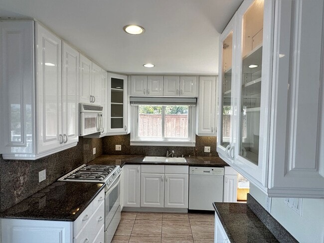 Building Photo - Charming 2+1 PDR hills home w/ large lot. ...