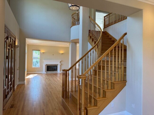 Building Photo - Gorgeous 2 story home in Moraga 4 bedrooms...