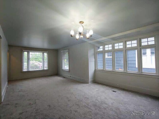 Building Photo - Roomy U district home
