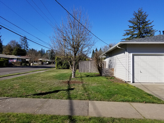Building Photo - Remodeled 4 Bedroom 2 bath, NW Corvallis