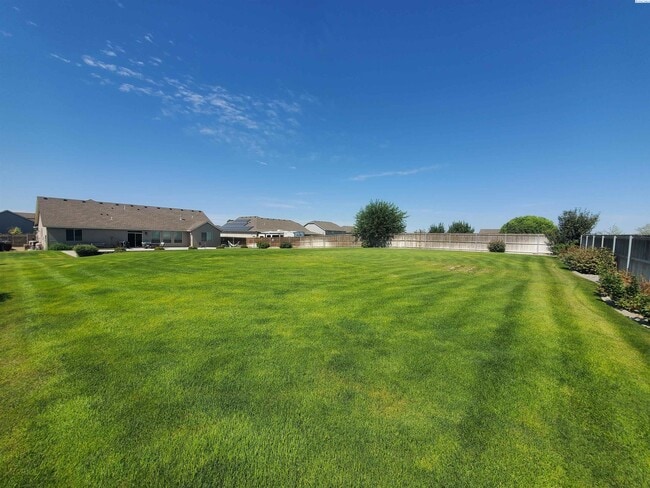 Building Photo - FOR RENT: West Pasco with heated inground ...