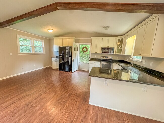 Foto del edificio - 404 McElhaney Rd