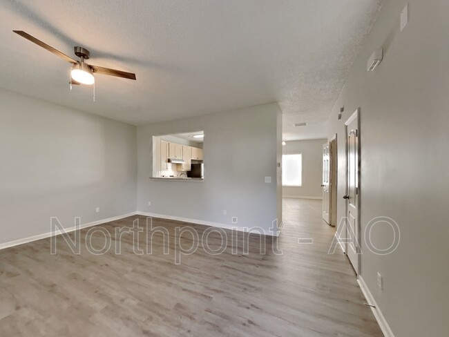 Building Photo - 8667 Thomas Rd