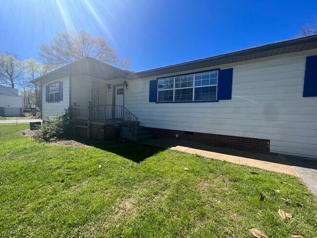 Building Photo - Beautiful Brainerd 3 Bedroom 2 Bathroom St...