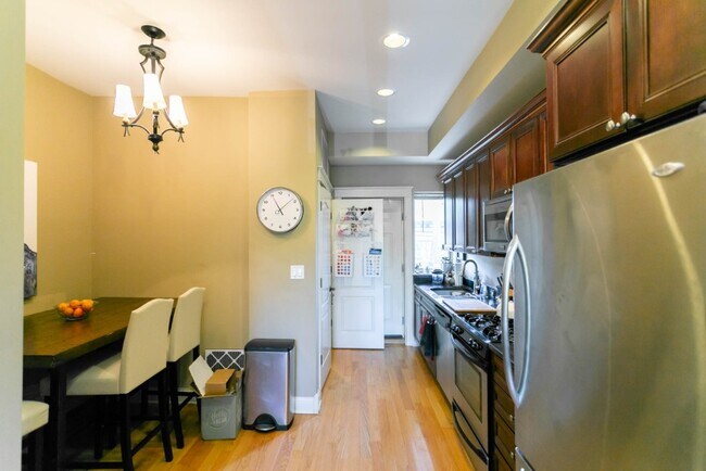 Building Photo - Sunny 2 Bed / 1 Bath near Wrigley
