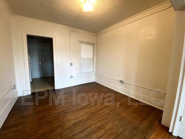 Building Photo - 608 Wellington Ct