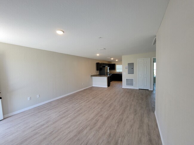 Building Photo - Gorgeous Move In Ready - 2BR/2BA Apartment...