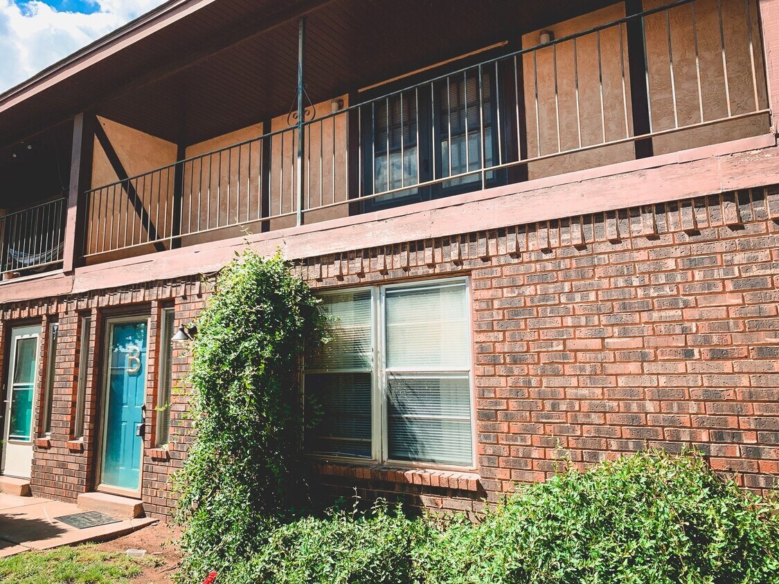 Foto principal - 2 Bed Townhouse with Garage! Convenient Lo...