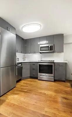Building Photo - 211 Thompson St