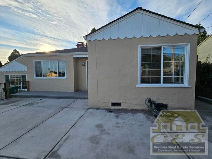 Primary Photo - Sunny and bright Single Family home in El ...