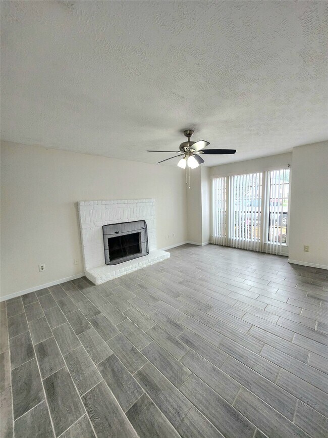 Building Photo - 10047 Emerald Creek Dr