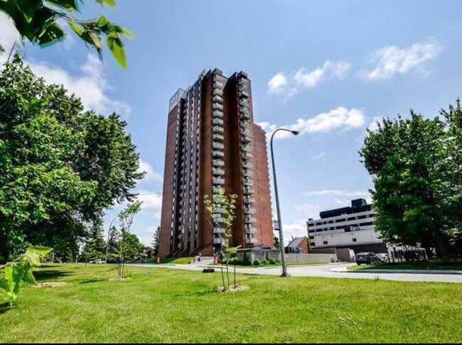 Building Photo - 285 Laurier St