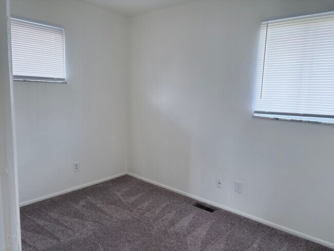 Building Photo - 2 bedroom ranch style apartment