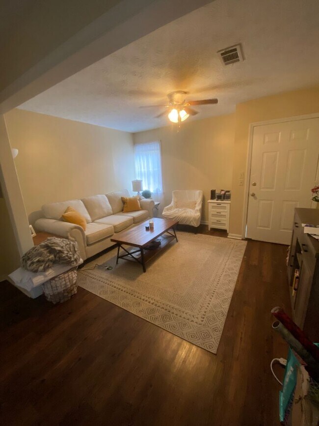 Foto del edificio - 2Bed/1Bath Home Available in August!