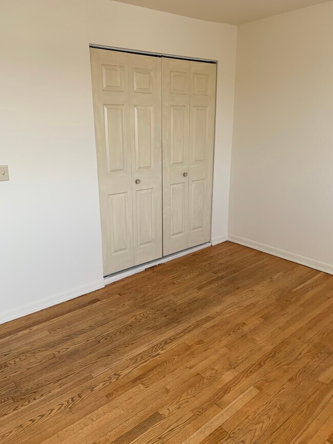 BedRoom With Spacious - 5555 N Rockwell St