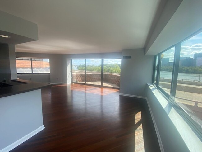 Foto del edificio - A two bedroom, two bath contemporary condo...