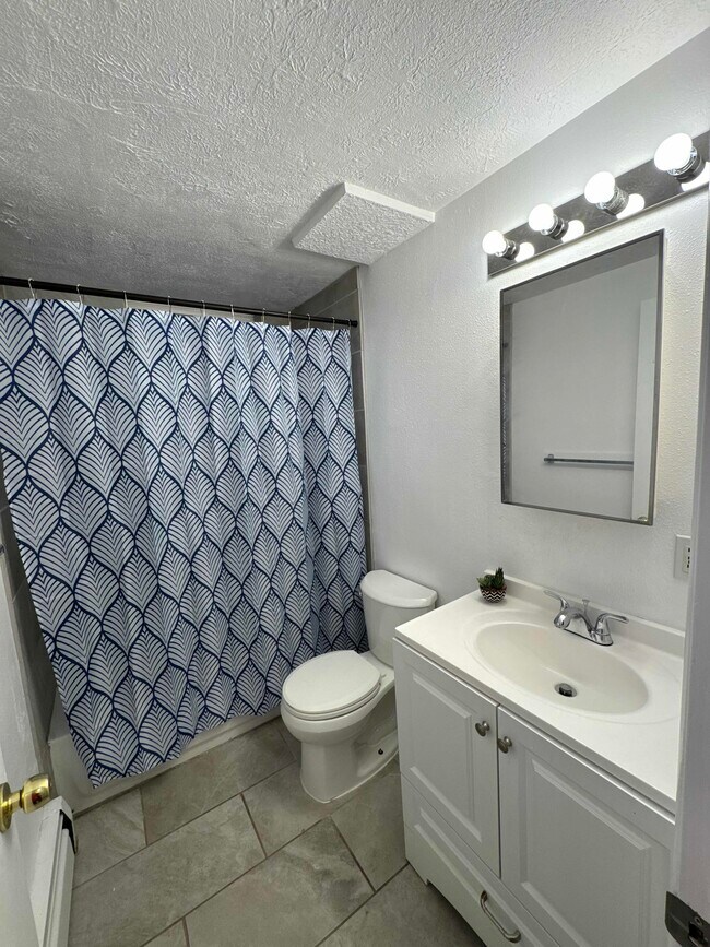 Baño - 1466 S 280 E
