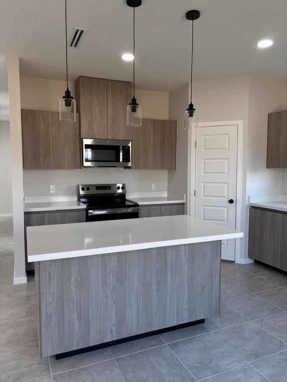 Building Photo - 608 N Alexandrite Ave