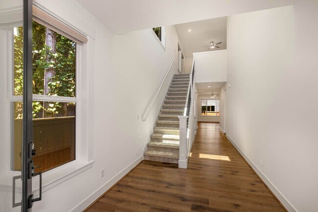 Foto del edificio - Newer Construction in Avenwood | 5BR Home Near Sammamish Commons