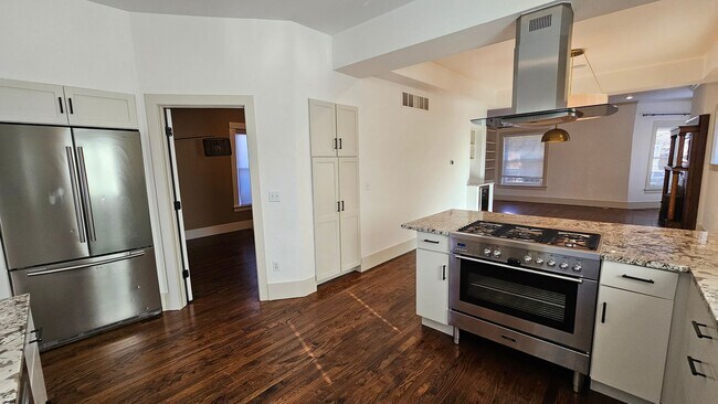 Foto del edificio - Modern Park Hill Home