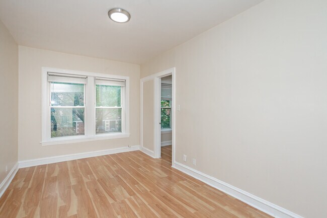 Building Photo - 848 W Agatite Ave
