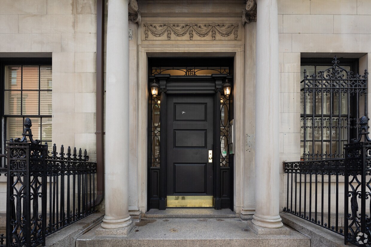 Entrance - 16 E 84th St